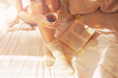 Oturma ve çay tutan kadın