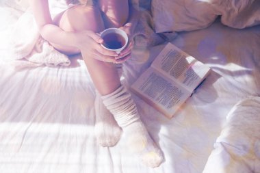 Oturma ve çay tutan kadın