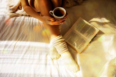 Oturma ve çay tutan kadın