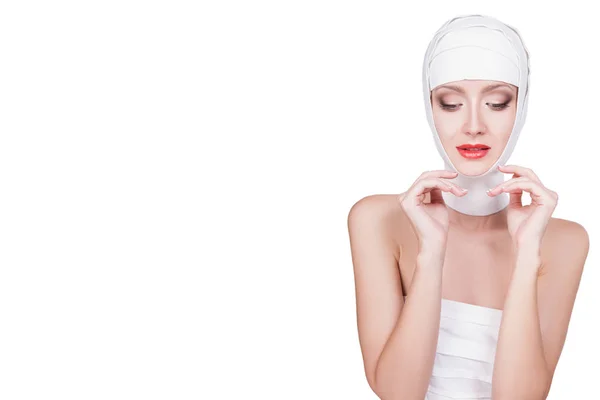 Baş ve vücut üzerinde beyaz bandaj kadında