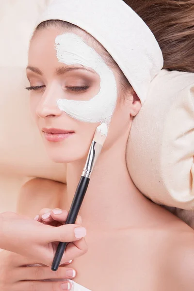 spa terapisti maskesi kadın yüzüne koydu