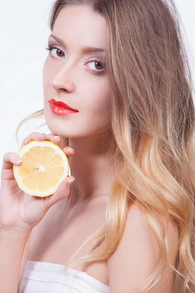 Girl posing with half of lemon — Stock Photo, Image