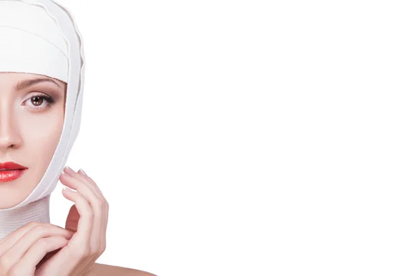 ผู้หญิงในผ้าพันแผลสีขาวบนหัว — ภาพถ่ายสต็อก