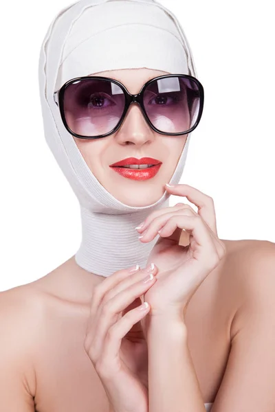 머리와 선글라스에 흰 붕대에 여자 — 스톡 사진