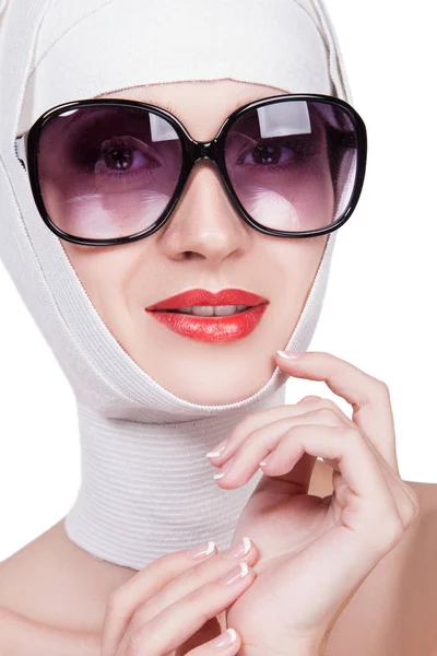 Nő a fehér kötést, a fej és a napszemüveg — Stock Fotó
