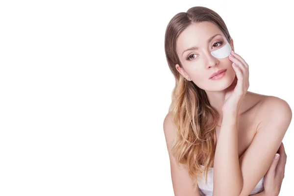 Göz maskesi altında kullanan kadın