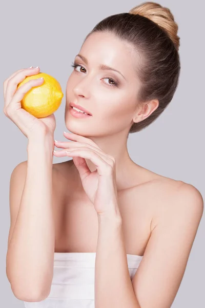 Woman standing with lemon — Stock Photo, Image