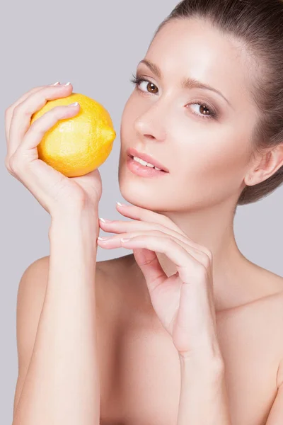 Woman standing with lemon — Stock Photo, Image