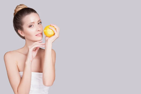 Woman standing with lemon — Stock Photo, Image