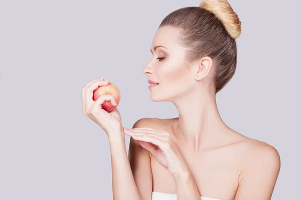 Woman standing with apple — Stock Photo, Image