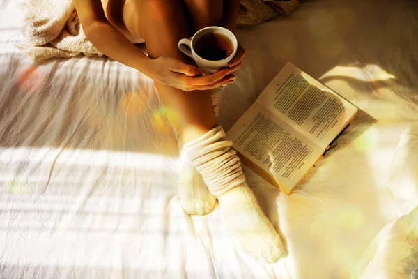 Oturma ve çay tutan kadın