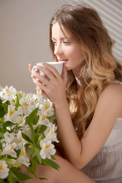 Жінка сидить і п'є чай — стокове фото