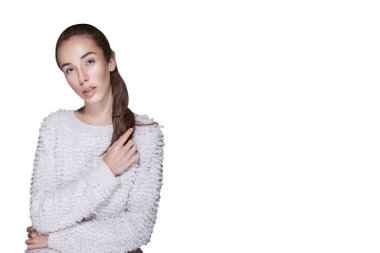 uzun saç dokunmadan kazaklı kadın