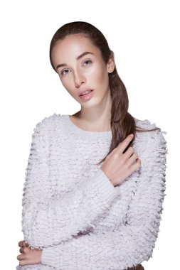 uzun saç dokunmadan kazaklı kadın