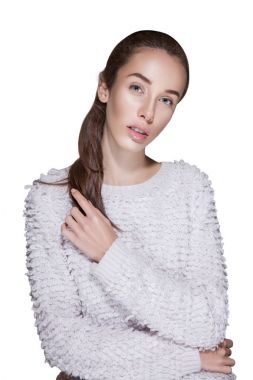 uzun saç dokunmadan kazaklı kadın