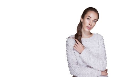 uzun saç dokunmadan kazaklı kadın