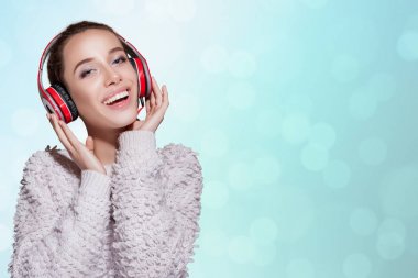 kadın kırmızı kulaklık ile müzik dinlemek