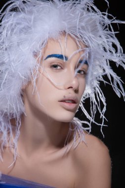 Kadın kabarık şapka ve mavi kaşları