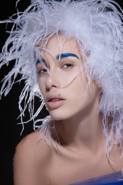 Kadın kabarık şapka ve mavi kaşları