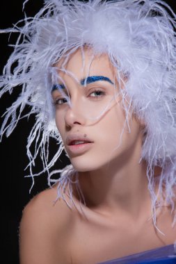 Kadın kabarık şapka ve mavi kaşları