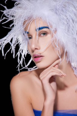 Kadın kabarık şapka ve mavi kaşları