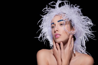 Kadın kabarık şapka ve mavi kaşları