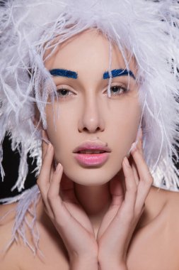 Kadın kabarık şapka ve mavi kaşları