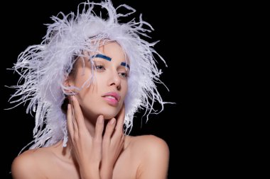 Kadın kabarık şapka ve mavi kaşları