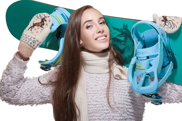 snowboard omzuna tutan kadın