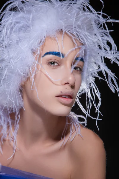 Kadın kabarık şapka ve mavi kaşları