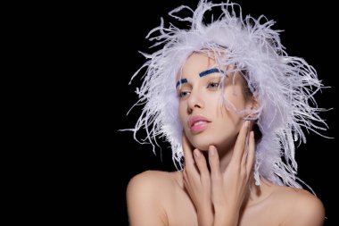 Kadın kabarık şapka ve mavi kaşları