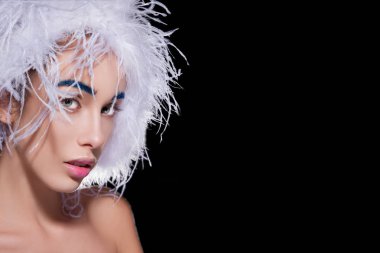 Kadın kabarık şapka ve mavi kaşları