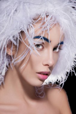 Kadın kabarık şapka ve mavi kaşları