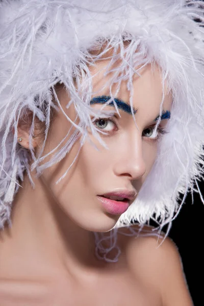 Kadın kabarık şapka ve mavi kaşları