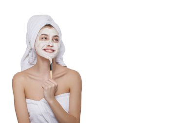 çekici model bakımları yüz cilt için geçerlidir bir krem veya besleyici maske cilt üzerinde bir nemlendirici maske. Güzellik ve sağlık cilt. yüz modeli dokunur