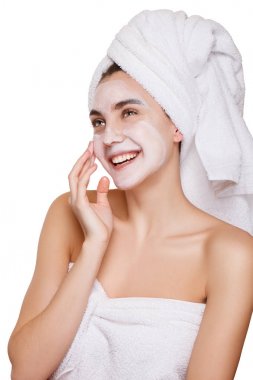 çekici model bakımları yüz cilt için geçerlidir bir krem veya besleyici maske cilt üzerinde bir nemlendirici maske. Güzellik ve sağlık cilt. yüz modeli dokunur