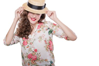 Renkli elbiseli genç güzellik kadın portresi. Beyaz arka plan üzerinde izole parlak makyaj ile kıvırcık modeli