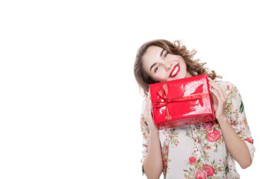 mutlu genç kız bir hediye onun elinde, kırmızı hediye kutusu hoşlanır. model beyaz bir arka plan üzerinde ayrı tutulur. kırmızı ruj ile güzel kaşlı esmer