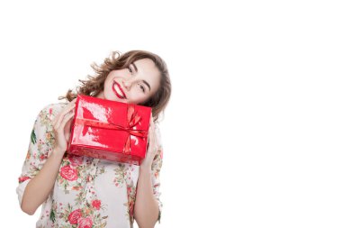 mutlu genç kız bir hediye onun elinde, kırmızı hediye kutusu hoşlanır. model beyaz bir arka plan üzerinde ayrı tutulur. kırmızı ruj ile güzel kaşlı esmer