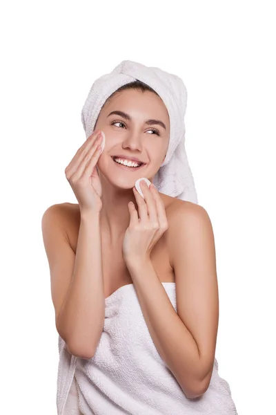 Yüz cilt temizliği. güzel genç kadın yüz pamuk topları ile temizler. Spa. taze sağlıklı cilt