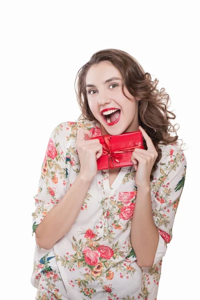 Mutlu Genç Kız Bir Hediye Onun Elinde Kırmızı Hediye Kutusu — Stok fotoğraf
