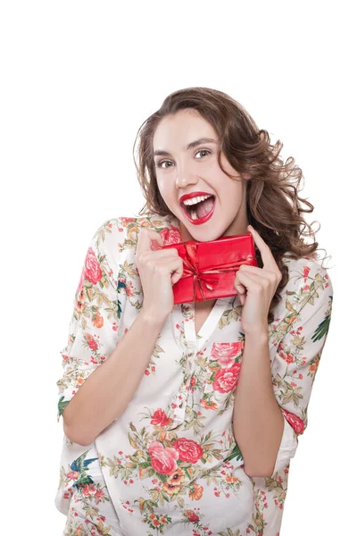 Mutlu Genç Kız Bir Hediye Onun Elinde Kırmızı Hediye Kutusu — Stok fotoğraf