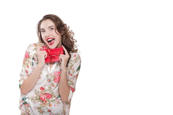 Menina Feliz Goza Presente Suas Mãos Caixa Presente Vermelho Modelo — Fotografia de Stock