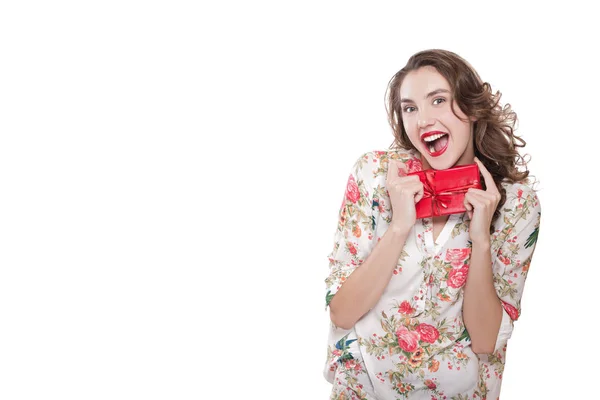 Feliz Chica Joven Disfruta Regalo Sus Manos Caja Regalo Roja —  Fotos de Stock