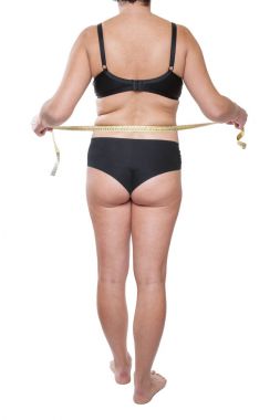 Teyp-ölçü birimi kullanılarak siyah iç çamaşırı tombul kadın