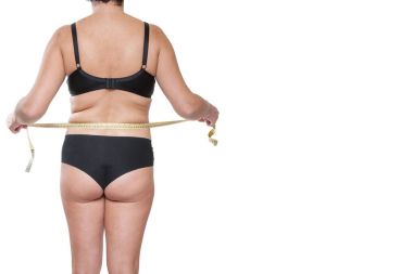 Teyp-ölçü birimi kullanılarak siyah iç çamaşırı tombul kadın