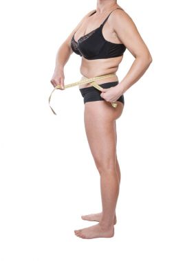 Kadın yuvarlak mezura ile sarma