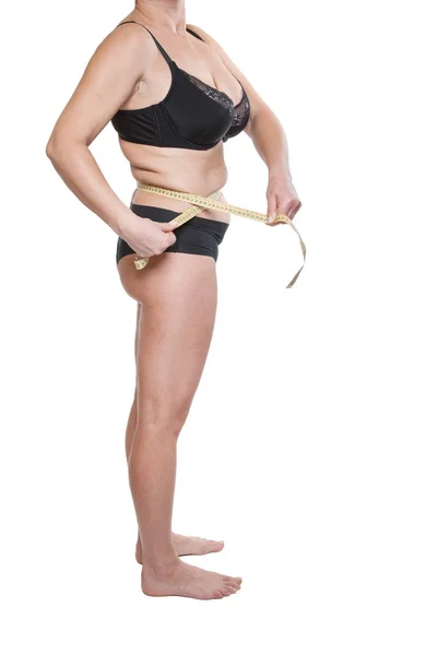 Mulher enrolamento redondo com fita métrica — Fotografia de Stock