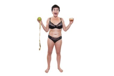 Elma ve halka tutan tombul kadın