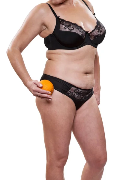 Толстушка держит оранжевый — стоковое фото